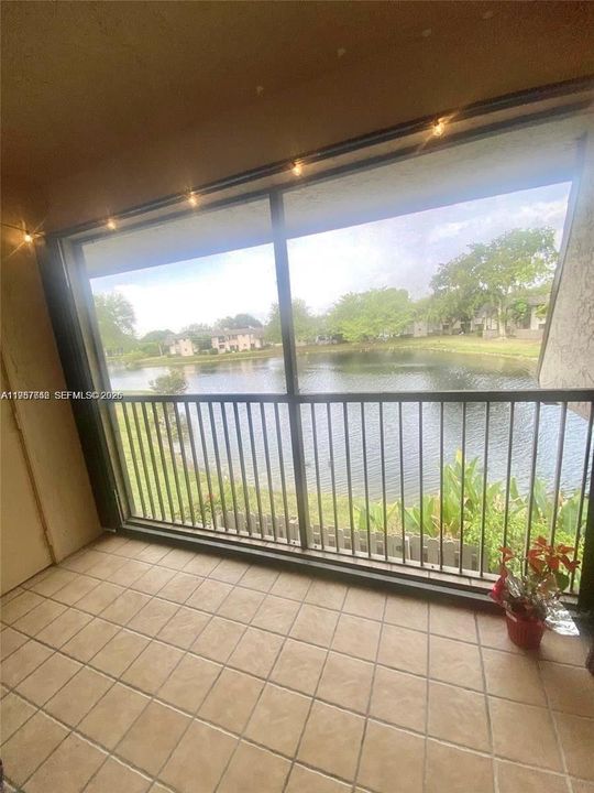 Active With Contract: $205,000 (2 beds, 2 baths, 925 Square Feet)