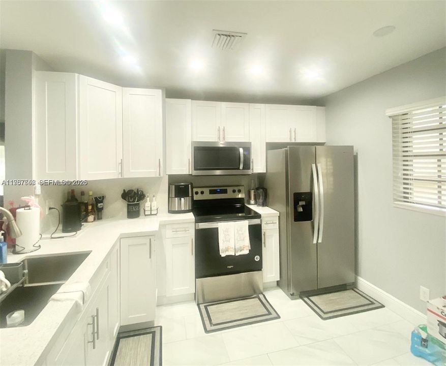 Active With Contract: $205,000 (2 beds, 2 baths, 925 Square Feet)