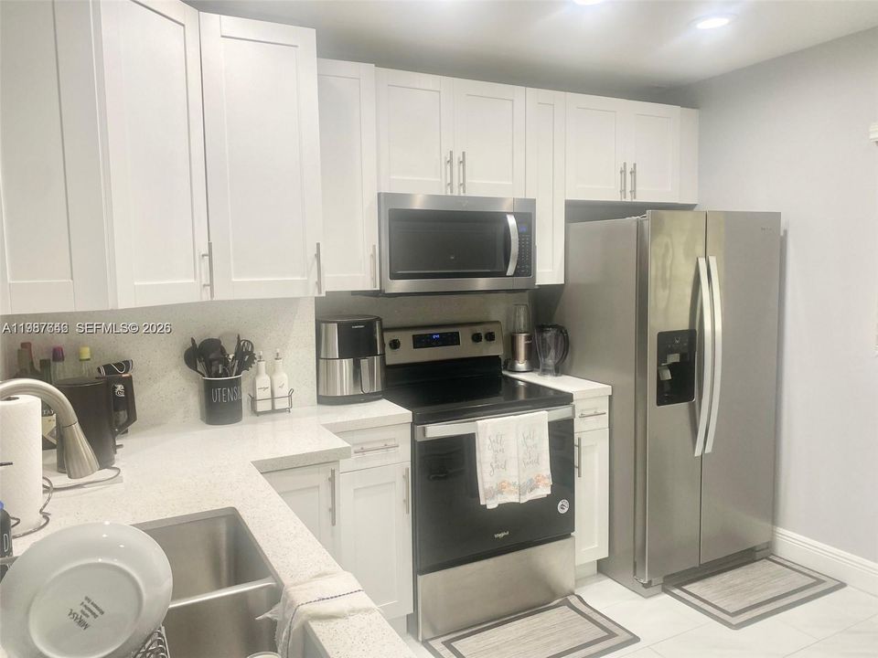 Active With Contract: $205,000 (2 beds, 2 baths, 925 Square Feet)
