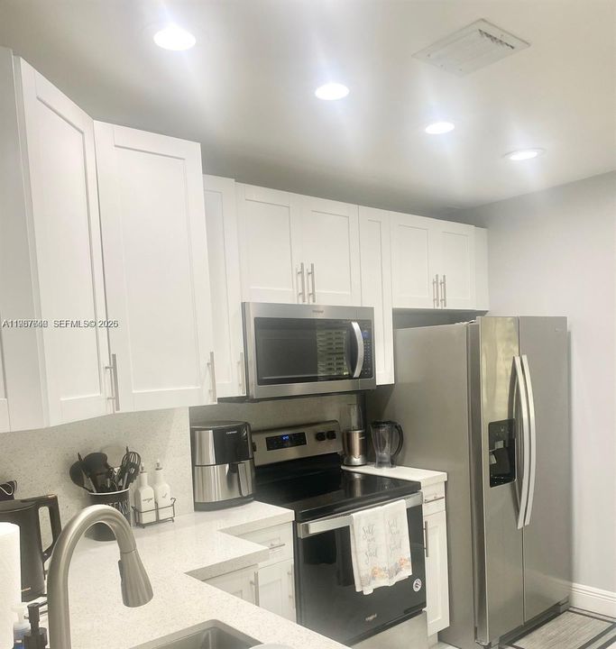 Active With Contract: $205,000 (2 beds, 2 baths, 925 Square Feet)