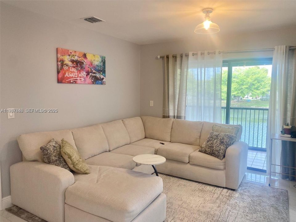Active With Contract: $205,000 (2 beds, 2 baths, 925 Square Feet)