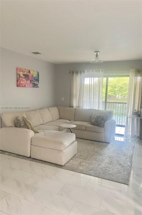 Active With Contract: $205,000 (2 beds, 2 baths, 925 Square Feet)