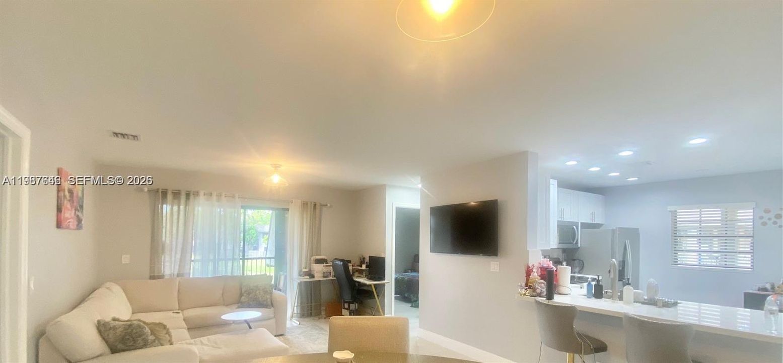 Active With Contract: $205,000 (2 beds, 2 baths, 925 Square Feet)
