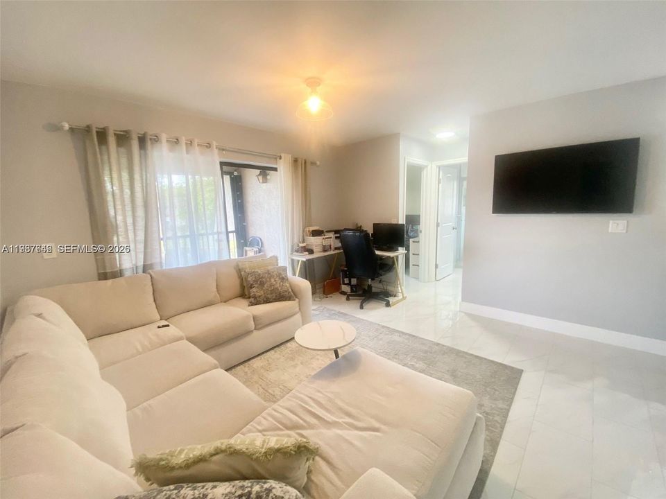 Active With Contract: $205,000 (2 beds, 2 baths, 925 Square Feet)