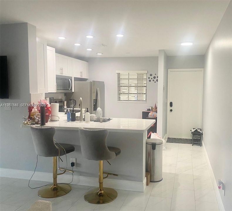 Active With Contract: $205,000 (2 beds, 2 baths, 925 Square Feet)