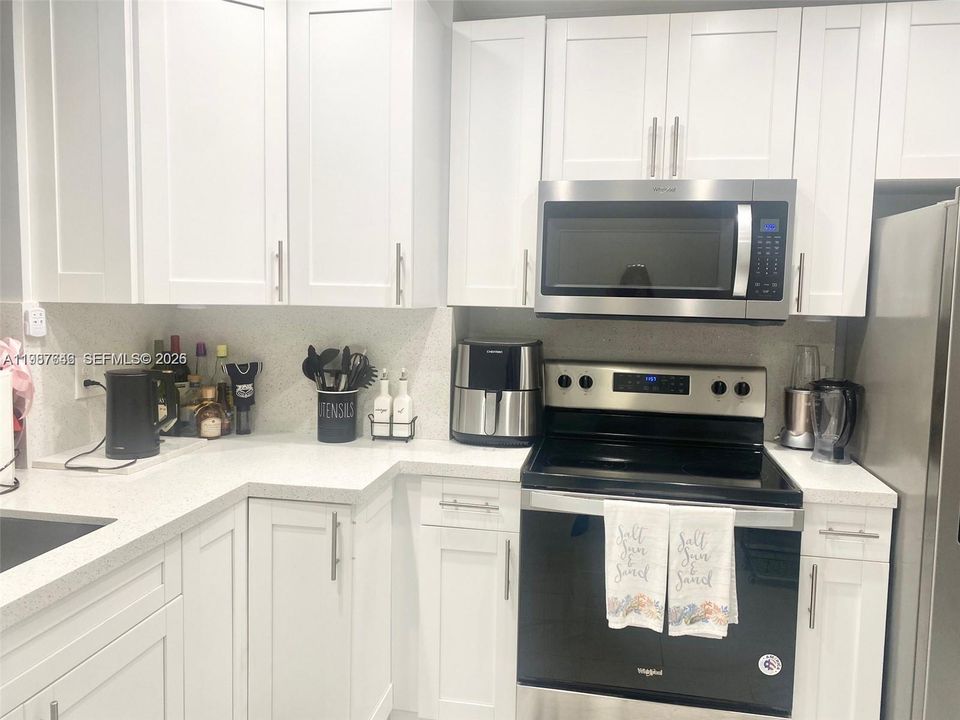 Active With Contract: $205,000 (2 beds, 2 baths, 925 Square Feet)