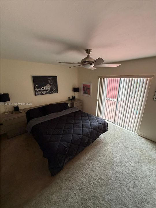 Activo con contrato: $689,900 (4 camas, 2 baños, 1956 Pies cuadrados)