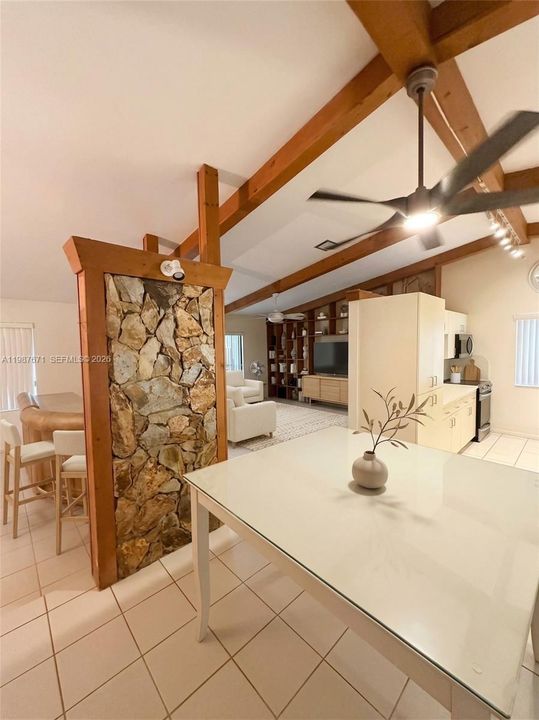 Activo con contrato: $689,900 (4 camas, 2 baños, 1956 Pies cuadrados)