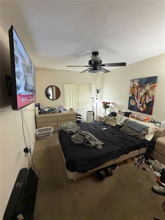 Activo con contrato: $689,900 (4 camas, 2 baños, 1956 Pies cuadrados)