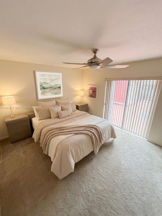 Activo con contrato: $689,900 (4 camas, 2 baños, 1956 Pies cuadrados)
