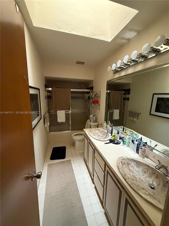 Activo con contrato: $689,900 (4 camas, 2 baños, 1956 Pies cuadrados)