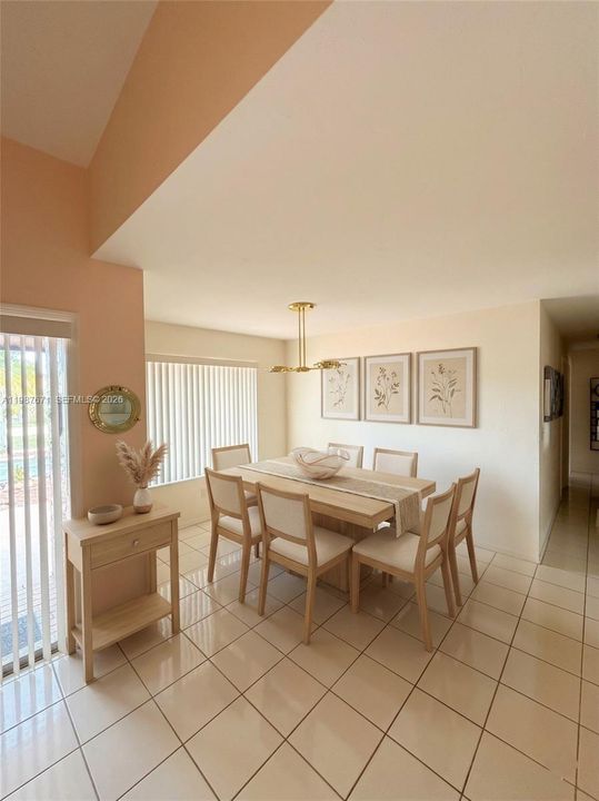 Activo con contrato: $689,900 (4 camas, 2 baños, 1956 Pies cuadrados)
