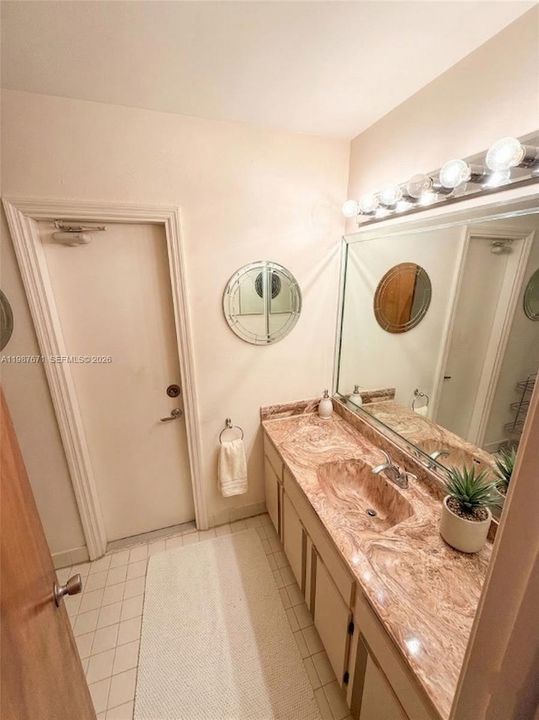 Activo con contrato: $689,900 (4 camas, 2 baños, 1956 Pies cuadrados)