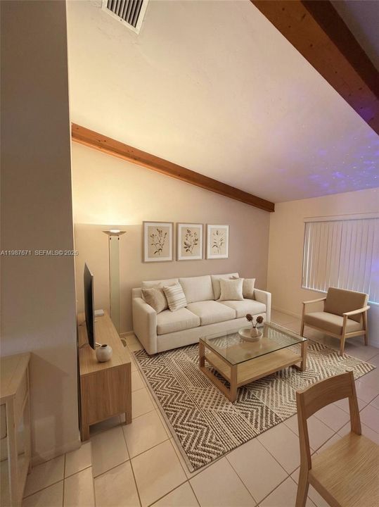 Activo con contrato: $689,900 (4 camas, 2 baños, 1956 Pies cuadrados)