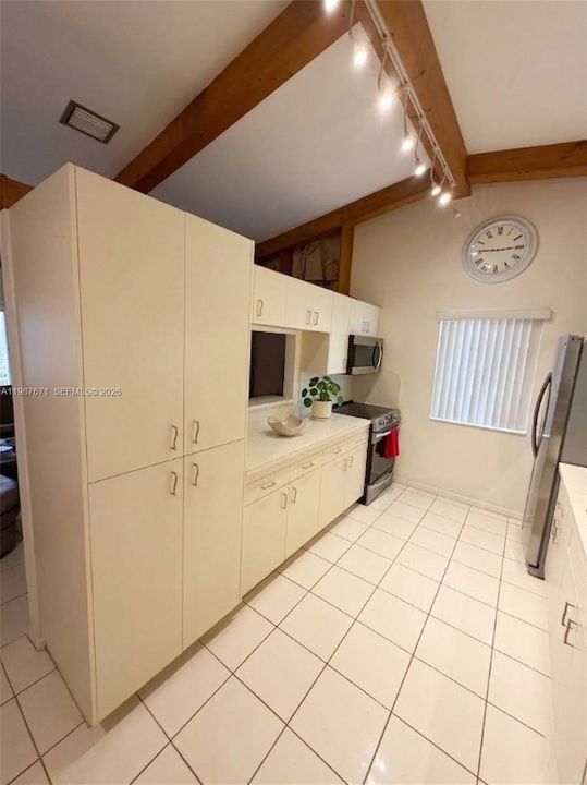 Activo con contrato: $689,900 (4 camas, 2 baños, 1956 Pies cuadrados)