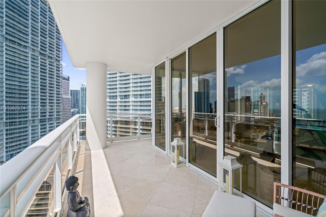 For Sale: $2,695,000 (3 beds, 3 baths, 2591 Square Feet)