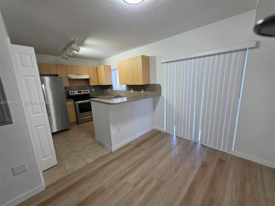 Active With Contract: $218,500 (3 beds, 2 baths, 1099 Square Feet)