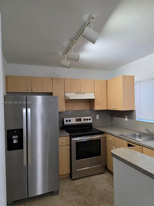 Active With Contract: $218,500 (3 beds, 2 baths, 1099 Square Feet)