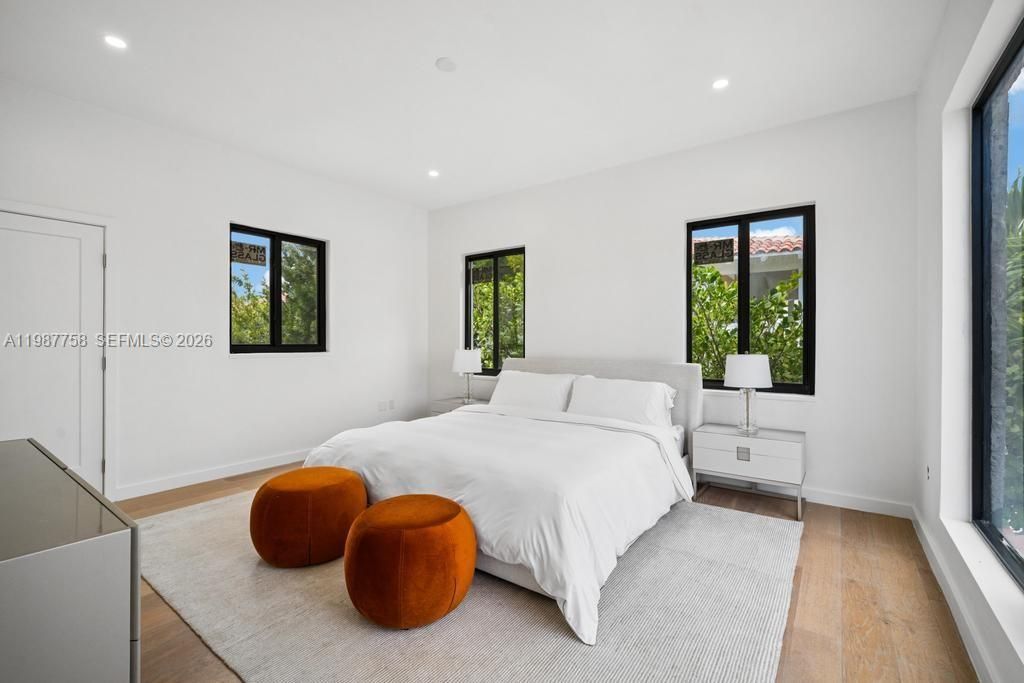 Active With Contract: $35,000 (6 beds, 5 baths, 3194 Square Feet)