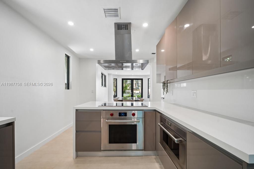 Active With Contract: $35,000 (6 beds, 5 baths, 3194 Square Feet)