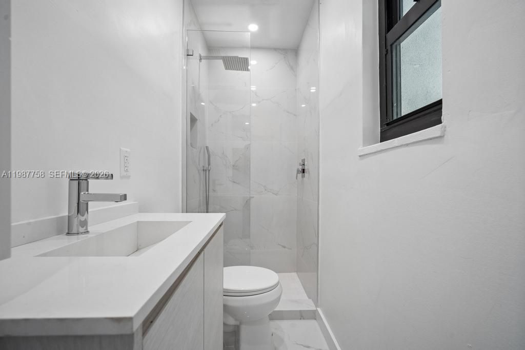 Active With Contract: $35,000 (6 beds, 5 baths, 3194 Square Feet)