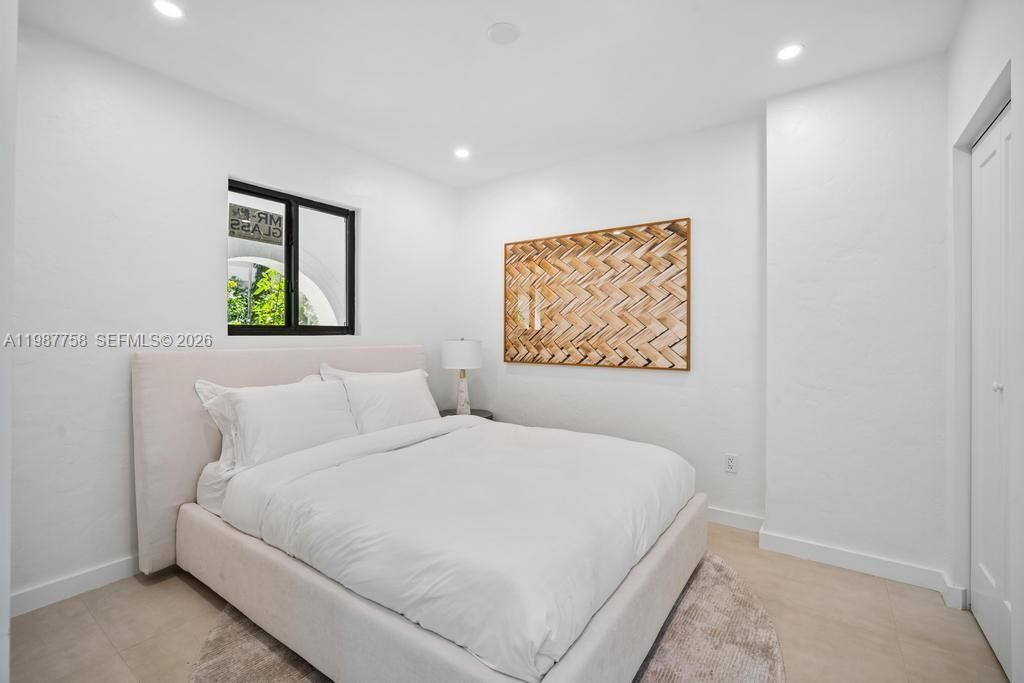Active With Contract: $35,000 (6 beds, 5 baths, 3194 Square Feet)