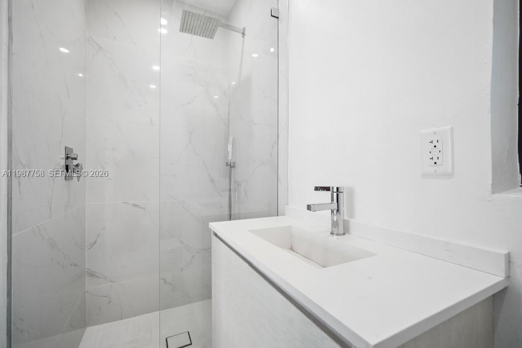 Active With Contract: $35,000 (6 beds, 5 baths, 3194 Square Feet)