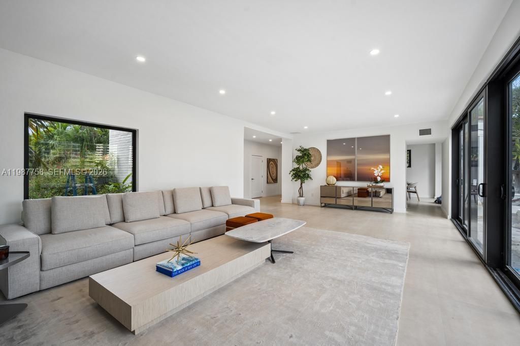 Active With Contract: $35,000 (6 beds, 5 baths, 3194 Square Feet)