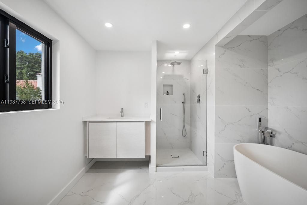 Active With Contract: $35,000 (6 beds, 5 baths, 3194 Square Feet)