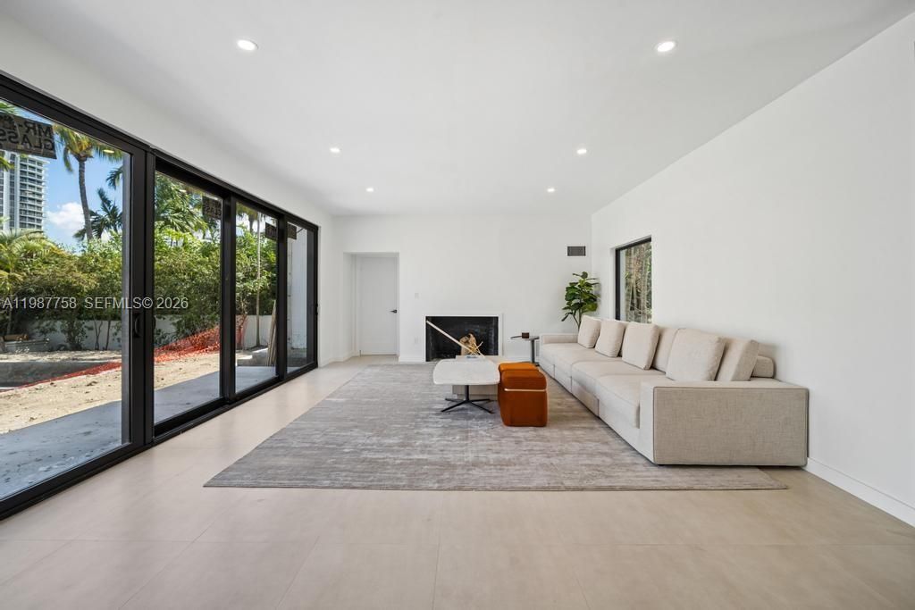 Active With Contract: $35,000 (6 beds, 5 baths, 3194 Square Feet)