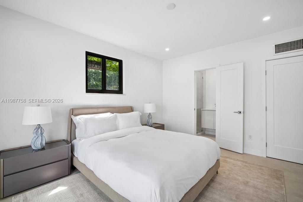 Active With Contract: $35,000 (6 beds, 5 baths, 3194 Square Feet)