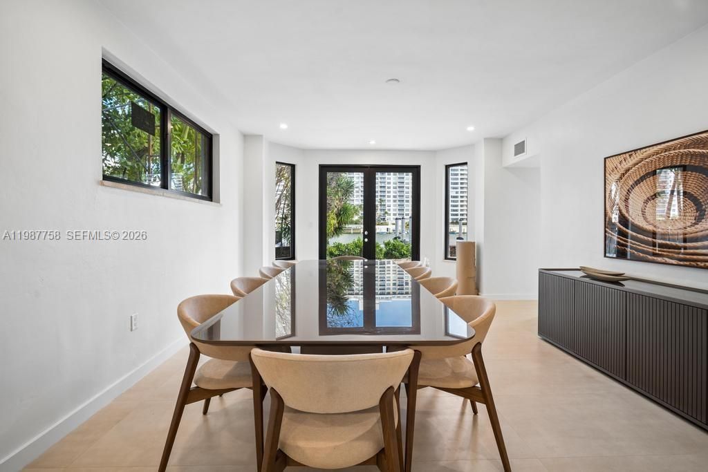 Active With Contract: $35,000 (6 beds, 5 baths, 3194 Square Feet)