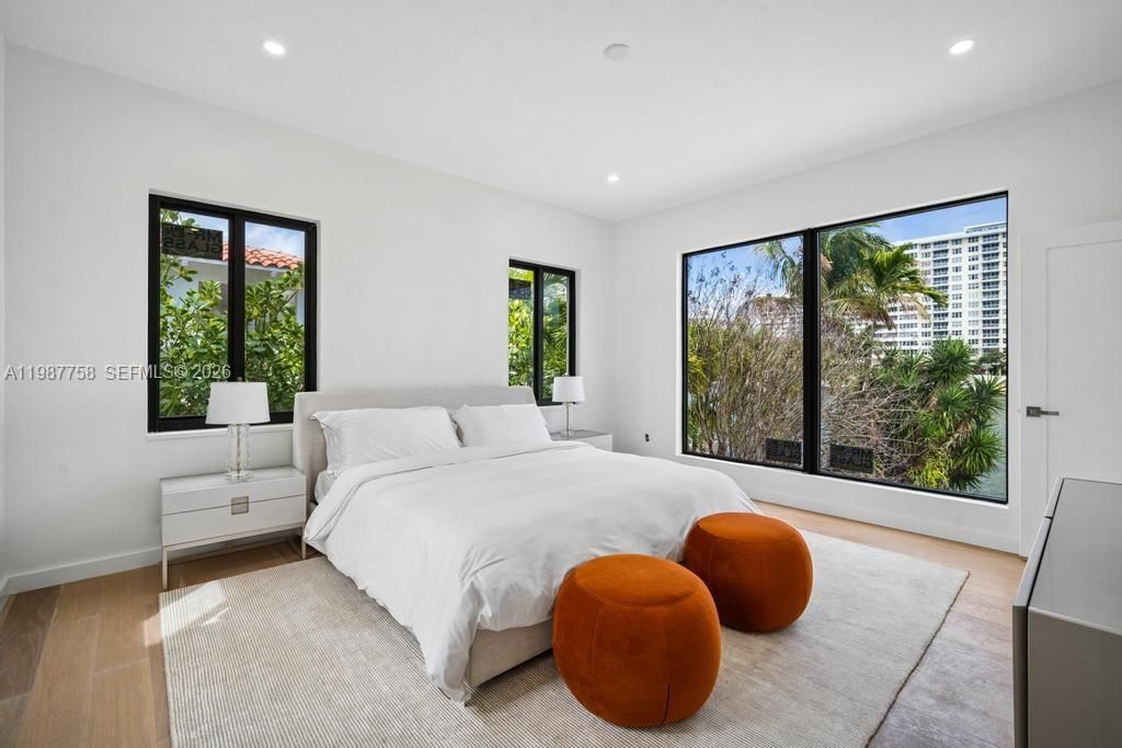 Active With Contract: $35,000 (6 beds, 5 baths, 3194 Square Feet)