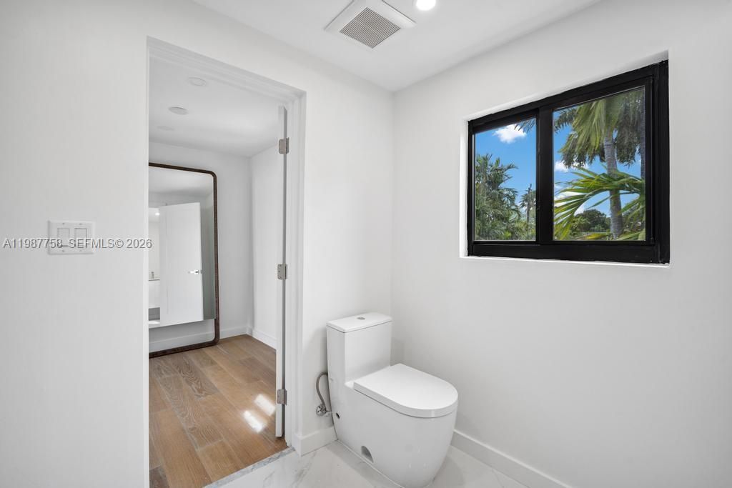 Active With Contract: $35,000 (6 beds, 5 baths, 3194 Square Feet)