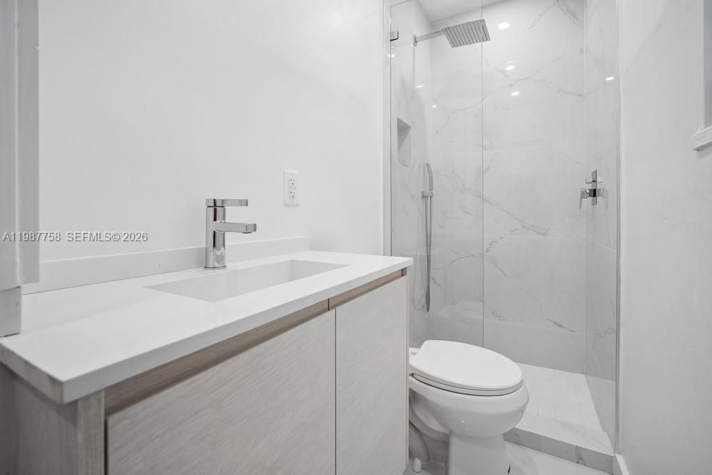 Active With Contract: $35,000 (6 beds, 5 baths, 3194 Square Feet)