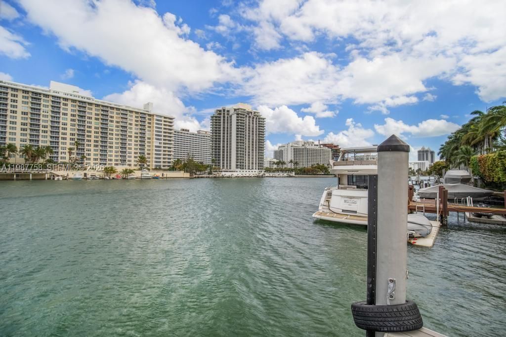 Active With Contract: $35,000 (6 beds, 5 baths, 3194 Square Feet)
