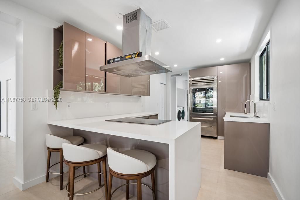 Active With Contract: $35,000 (6 beds, 5 baths, 3194 Square Feet)
