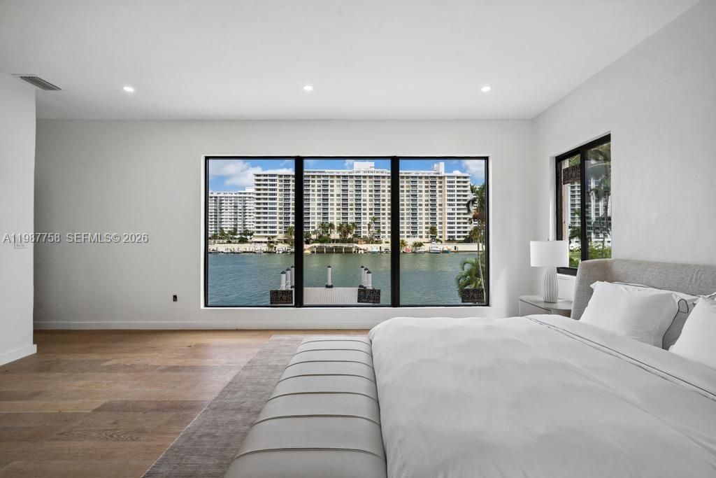 Active With Contract: $35,000 (6 beds, 5 baths, 3194 Square Feet)
