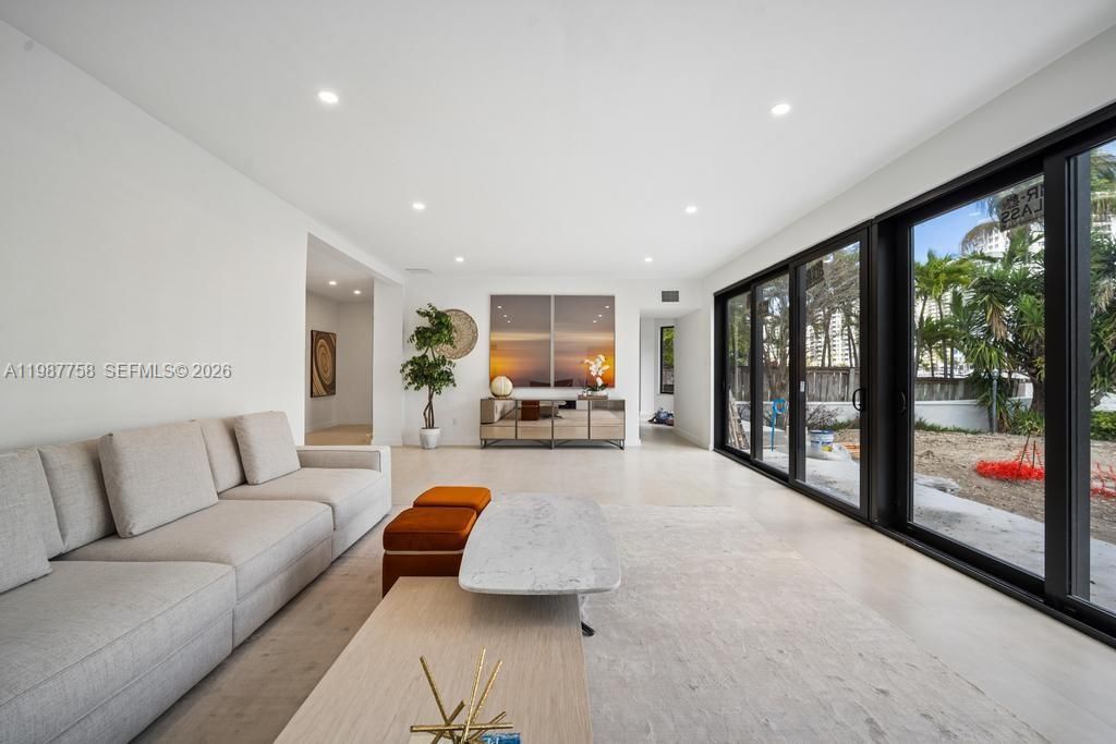 Active With Contract: $35,000 (6 beds, 5 baths, 3194 Square Feet)