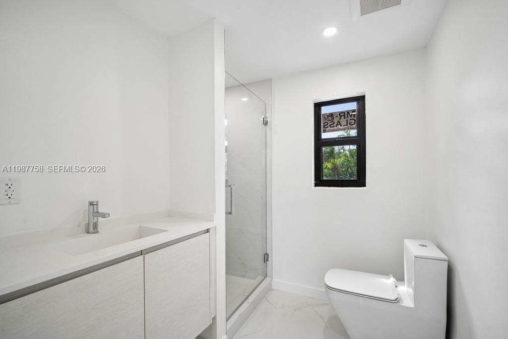 Active With Contract: $35,000 (6 beds, 5 baths, 3194 Square Feet)