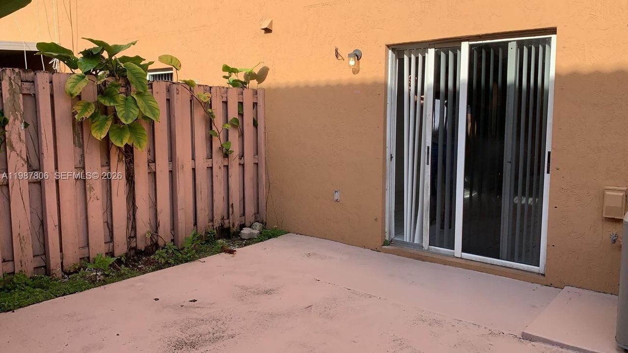 待售: $330,000 (2 贝兹, 2 浴室, 970 平方英尺)