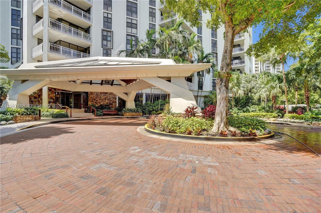 For Sale: $739,000 (3 beds, 2 baths, 1913 Square Feet)