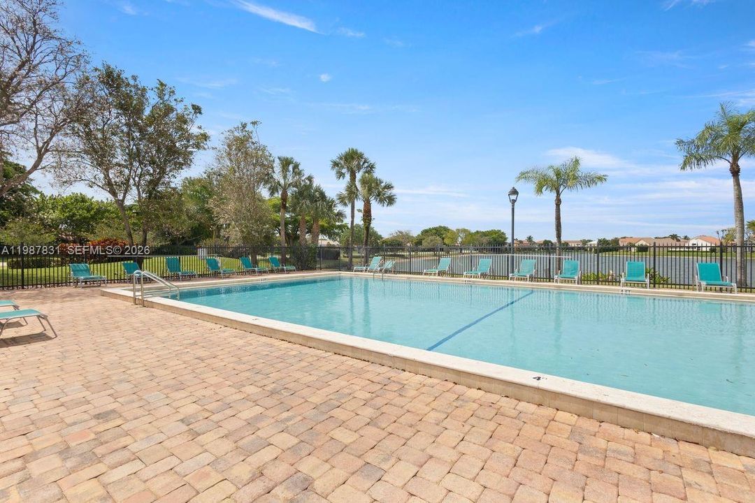 For Sale: $439,000 (2 beds, 2 baths, 1039 Square Feet)