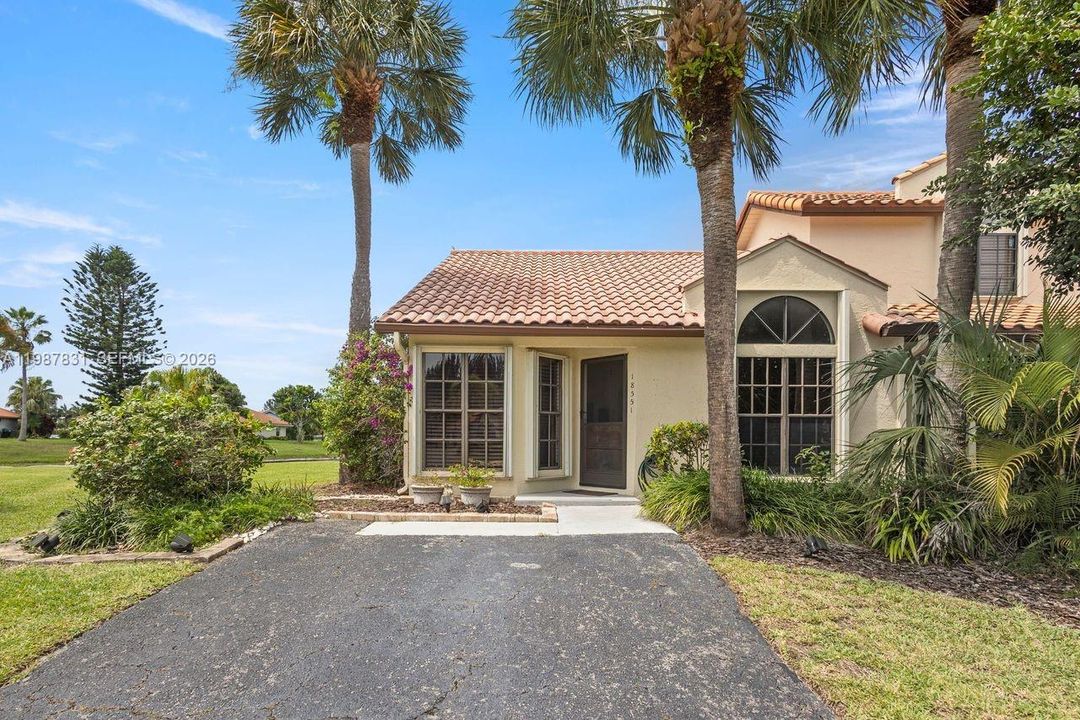 For Sale: $439,000 (2 beds, 2 baths, 1039 Square Feet)