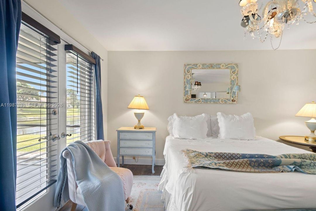 For Sale: $439,000 (2 beds, 2 baths, 1039 Square Feet)