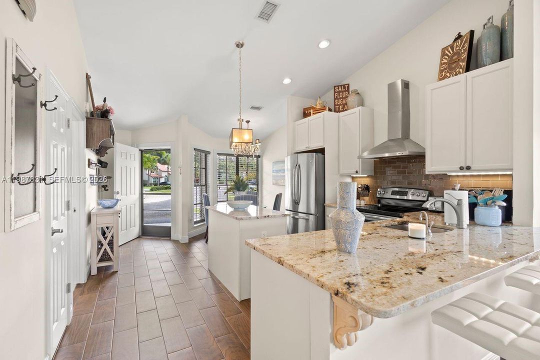 For Sale: $439,000 (2 beds, 2 baths, 1039 Square Feet)
