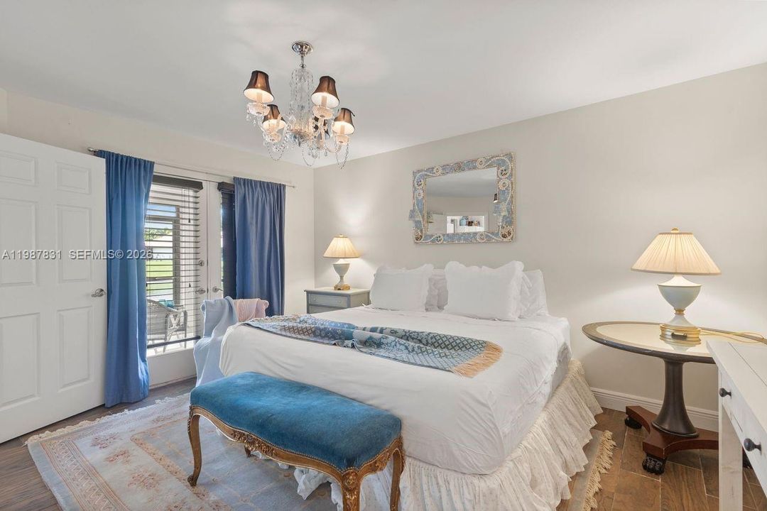For Sale: $439,000 (2 beds, 2 baths, 1039 Square Feet)