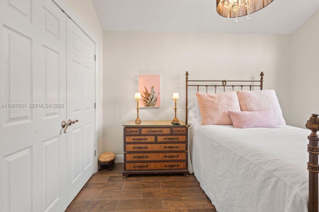 For Sale: $439,000 (2 beds, 2 baths, 1039 Square Feet)
