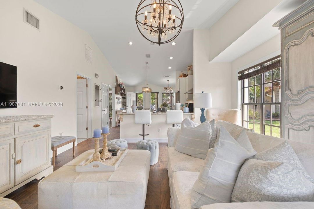 For Sale: $439,000 (2 beds, 2 baths, 1039 Square Feet)