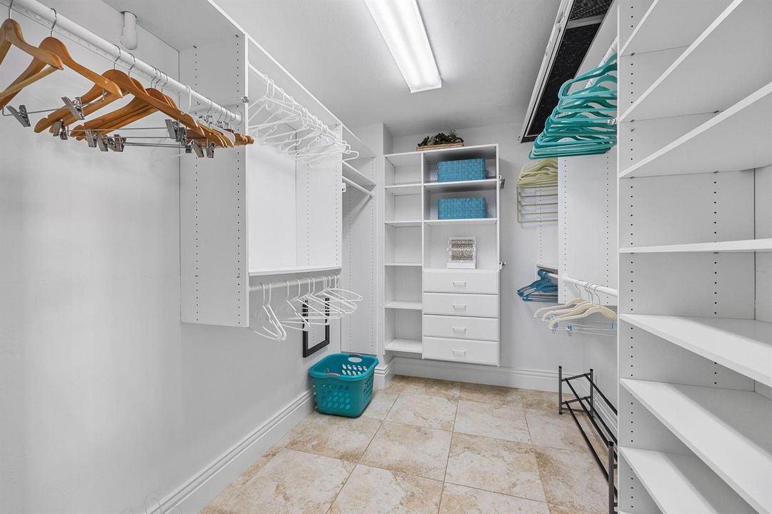bed 1 closet